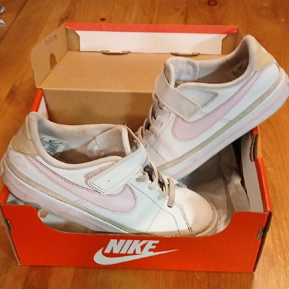 Nike Court Legacy White with Pink Stripe Size 3 Youth Girls Shoe.